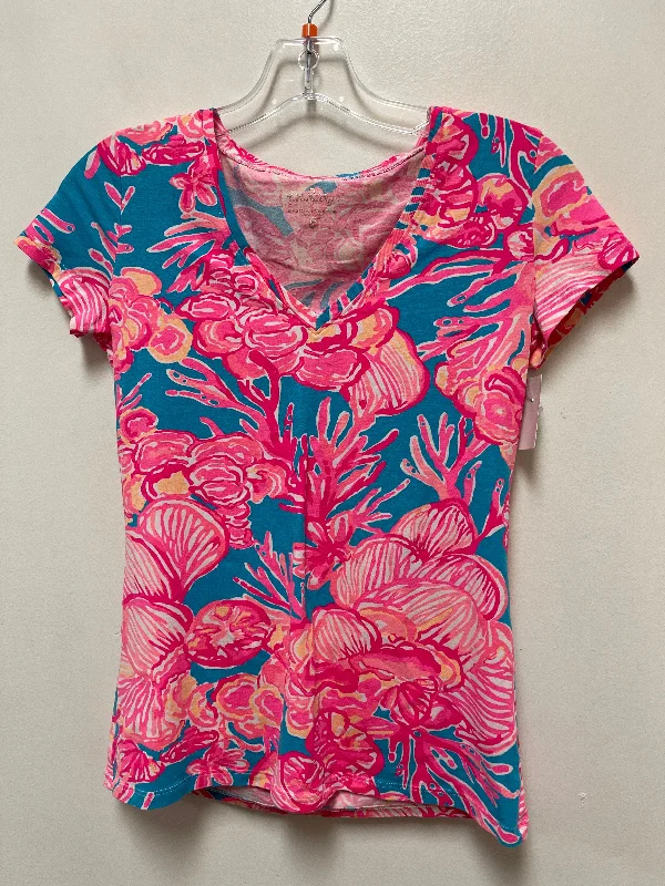 Top Short Sleeve Designer By Lilly Pulitzer In Blue & Pink, Size: Xs